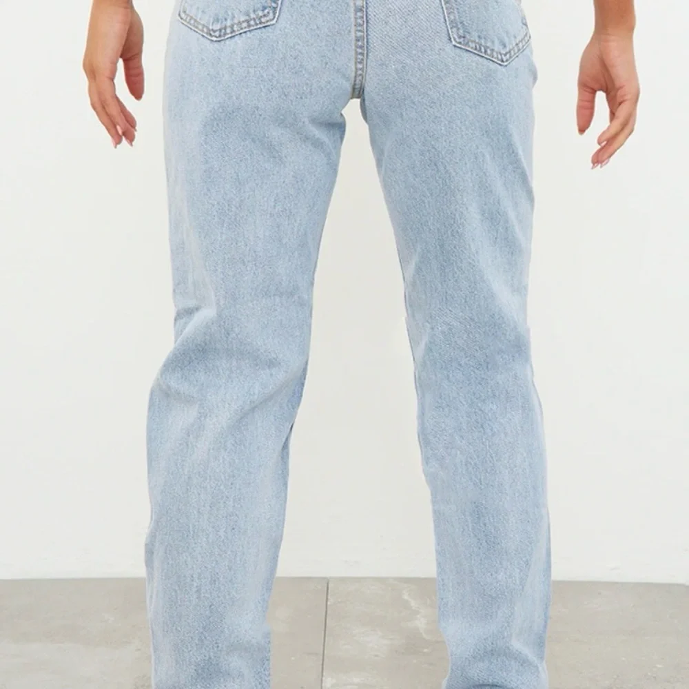 PRETTYLITTLETHING LIGHT BLUE WASH KNEE RIP MOM JEANS US SIZE 10 - Picture 2 of 7